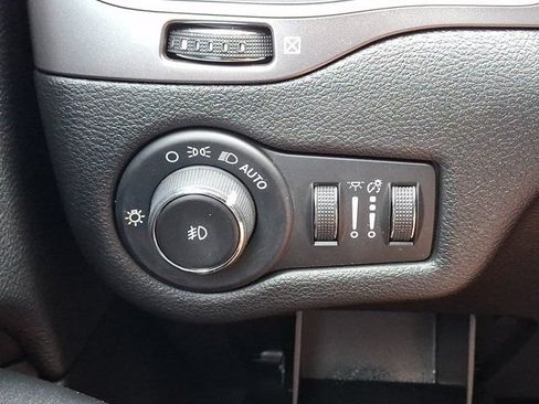 Used 2019 Jeep Cherokee Latitude Plus w/ Cold Weather Group AWD/4WD image 29