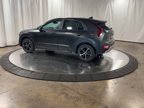 Certified 2025 Kia Niro LX image 6