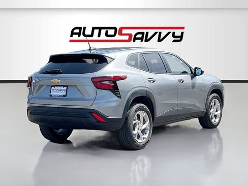 Used 2025 Chevrolet Trax LS w/ LS Convenience Package FWD image 7