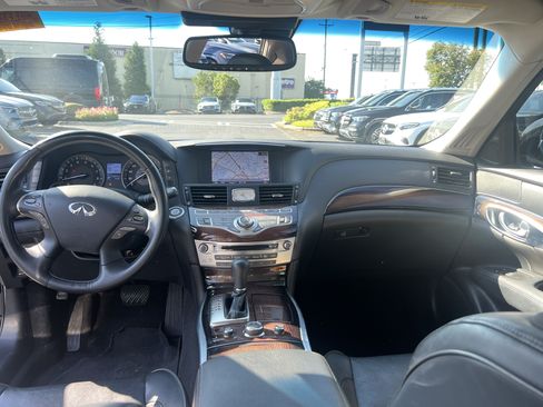 Used 2017 INFINITI Q70 L 3.7 w/ Deluxe Touring Package RWD image 30