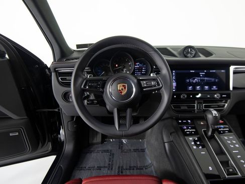 Certified 2025 Porsche Macan image 17