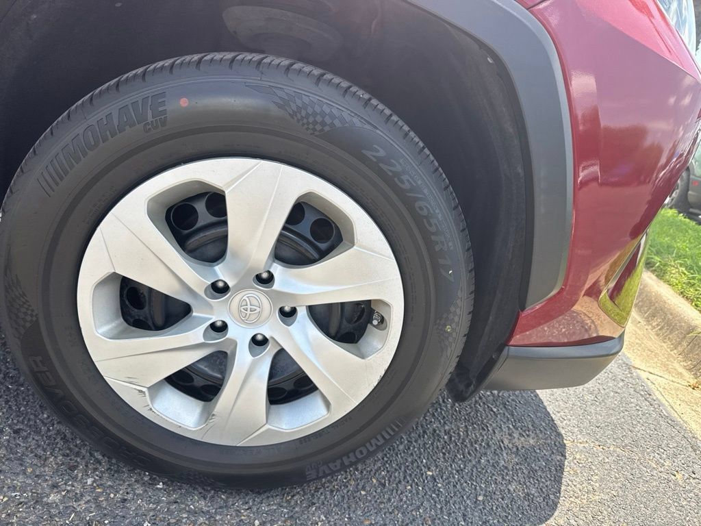 Used 2020 Toyota RAV4 LE FWD image 8