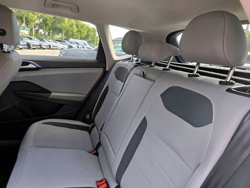 Certified 2024 Volkswagen Taos SE FWD image 12
