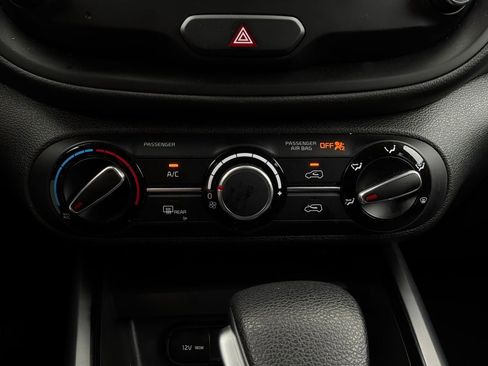 Used 2025 Kia Soul LX w/ LX Technology Package FWD image 25