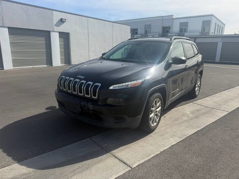 Used 2016 Jeep Cherokee Sport FWD image 2