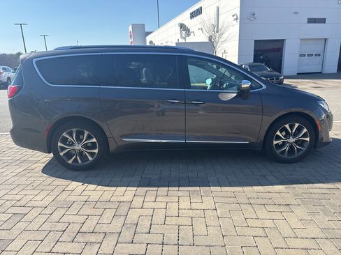 Used 2017 Chrysler Pacifica Limited w/ UConnect Theater Package image 3