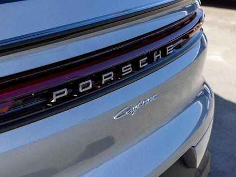 Certified 2025 Porsche Cayenne Coupe image 19