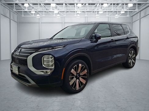 Used 2025 Mitsubishi Outlander SE image 1