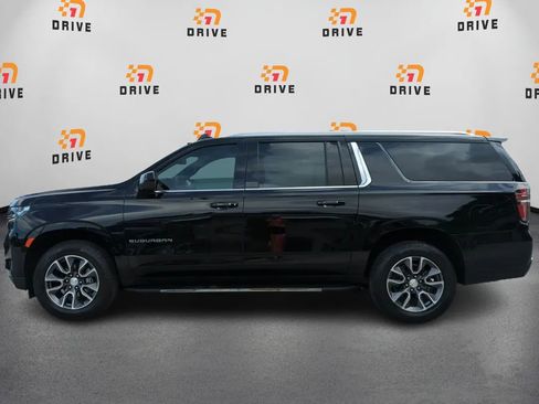 Used 2022 Chevrolet Suburban LT image 2