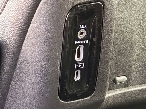 Used 2022 Chrysler Pacifica Touring-L w/ Uconnect Theater Family Group FWD image 22