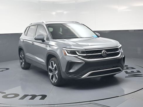 Used 2022 Volkswagen Taos SEL w/ Panoramic Sunroof Package AWD/4WD image 3