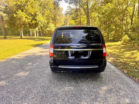 Used 2011 Chrysler Town & Country Touring-L w/ Entertainment Group #2 image 8