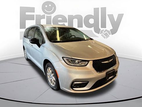 Used 2024 Chrysler Pacifica Touring-L FWD image 3