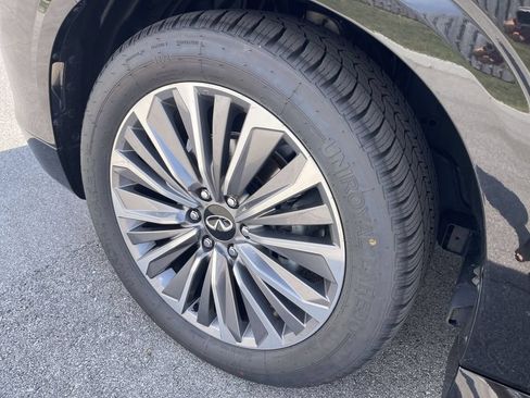 Used 2025 INFINITI QX80 Sensory AWD/4WD image 10