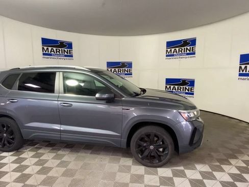 Used 2022 Volkswagen Taos SE FWD image 3