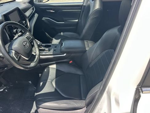 Used 2023 Toyota Highlander XLE FWD image 18