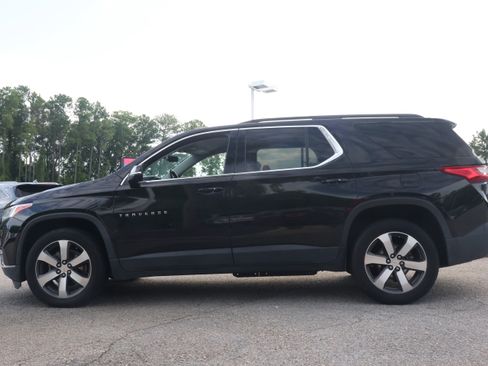 Used 2021 Chevrolet Traverse LT w/ LT Premium Package FWD image 2