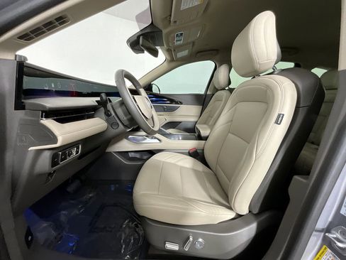 Used 2025 Lincoln Nautilus Premier image 16