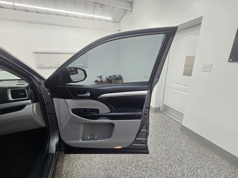 Used 2015 Toyota Highlander XLE FWD image 30