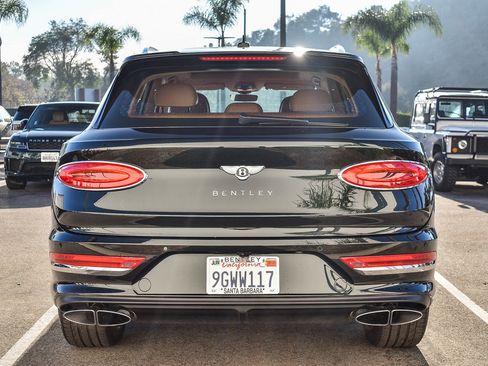 Used 2023 Bentley Bentayga Azure image 10
