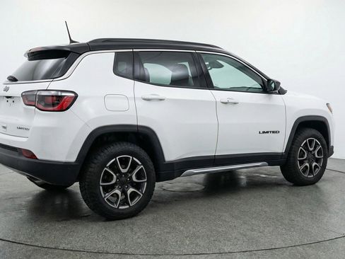 Used 2025 Jeep Compass Trailhawk image 9