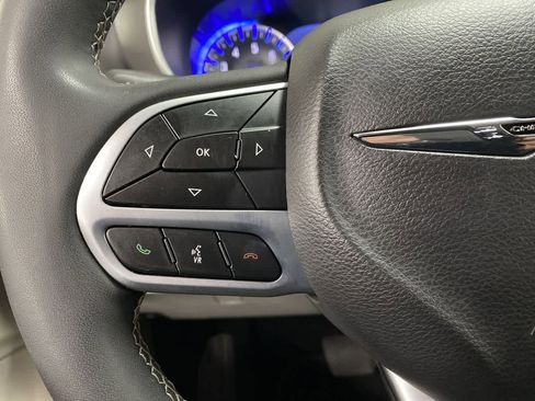 Used 2024 Chrysler Pacifica Touring-L image 19