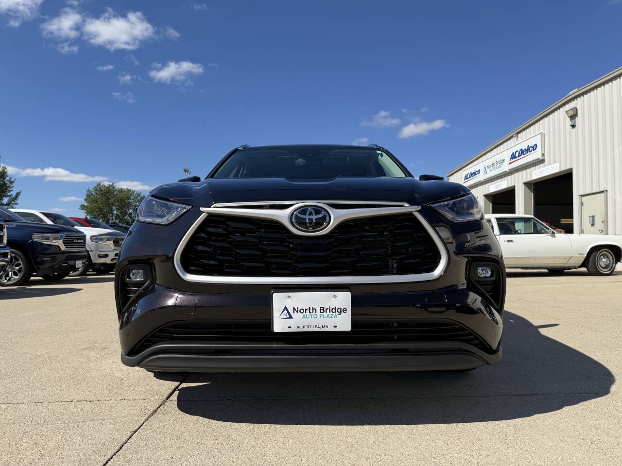 Used 2021 Toyota Highlander XLE AWD/4WD image 27