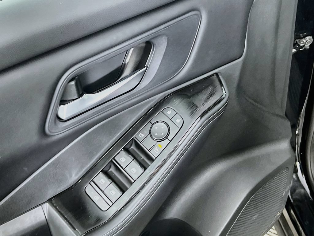 Used 2025 Nissan Rogue SV AWD/4WD image 16