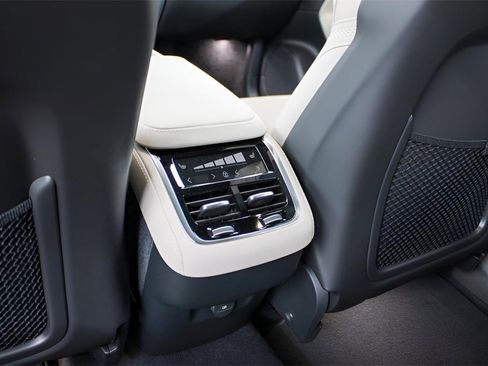 New 2026 Volvo XC90 B6 Plus w/ Protection Package Premier image 12