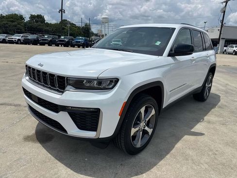 New 2026 Jeep Grand Cherokee Limited RWD image 8