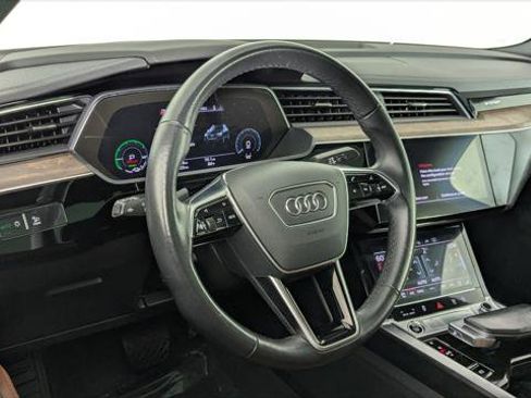 Used 2022 Audi e-tron Premium Plus w/ Premium Plus Package image 23