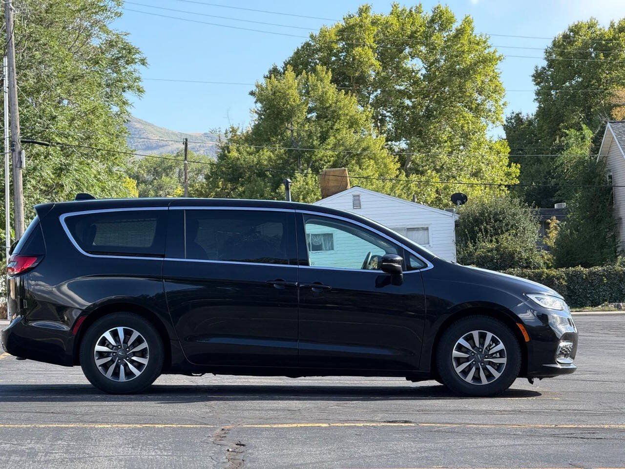 Used 2023 Chrysler Pacifica Touring-L FWD image 6