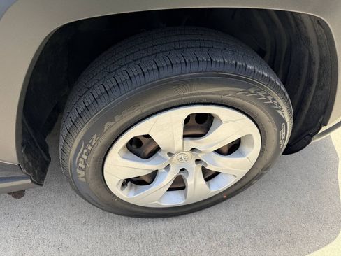 Used 2019 Toyota RAV4 LE FWD image 16