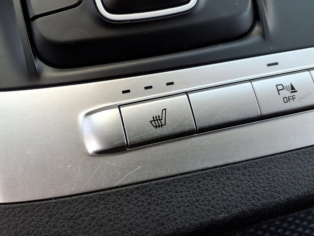 Used 2023 Kia Carnival LX FWD image 16