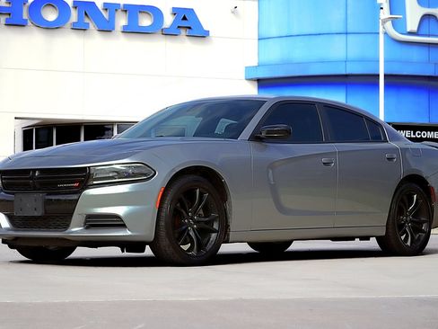 Used 2018 Dodge Charger SXT w/ Blacktop Package RWD image 1