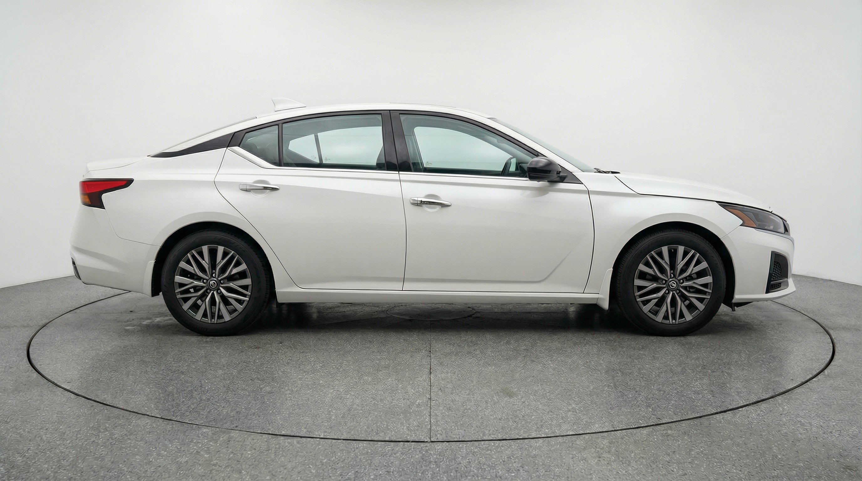 Used 2025 Nissan Altima 2.5 SV FWD image 10