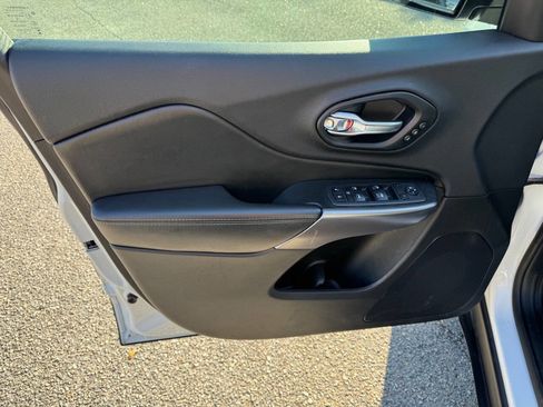 Used 2019 Jeep Cherokee Limited image 45