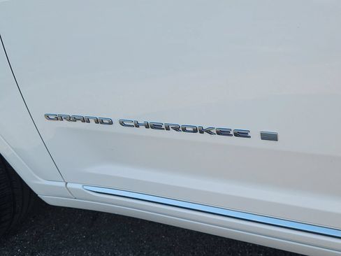 Used 2022 Jeep Grand Cherokee Summit AWD/4WD image 31