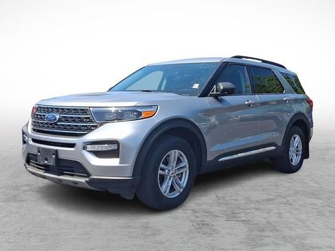 Used 2023 Ford Explorer XLT w/ Equipment Group 202A AWD/4WD image 3