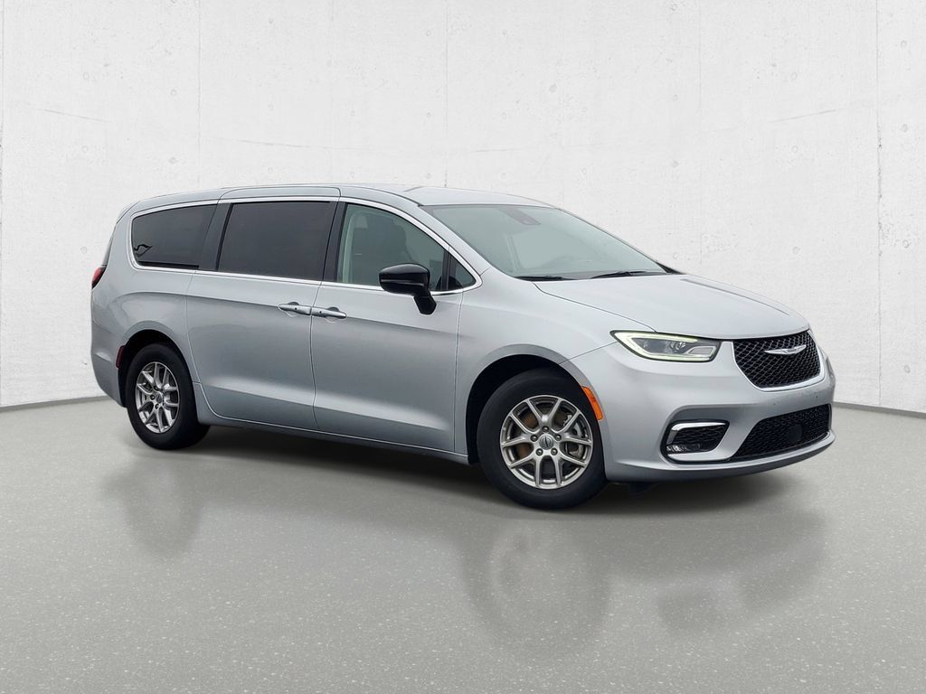 Used 2024 Chrysler Pacifica Touring-L FWD image 2
