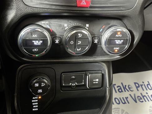 Used 2017 Jeep Renegade Trailhawk AWD/4WD image 15