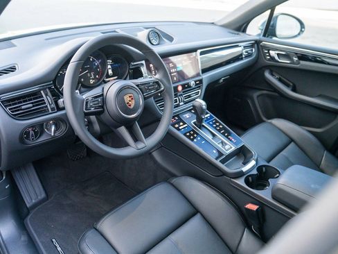 Certified 2025 Porsche Macan image 4