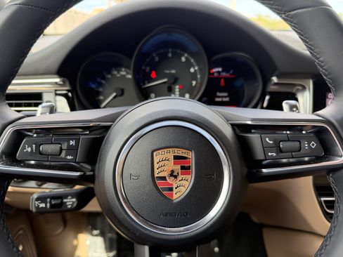 Certified 2025 Porsche Macan AWD/4WD image 35