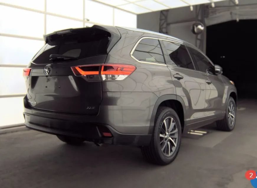 Used 2017 Toyota Highlander XLE w/ Carpet Mat Package FWD image 2