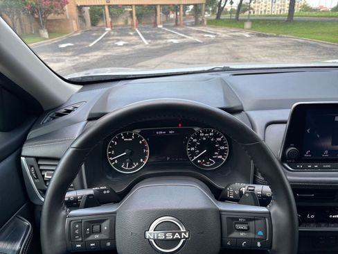 Used 2025 Nissan Rogue SV FWD image 29