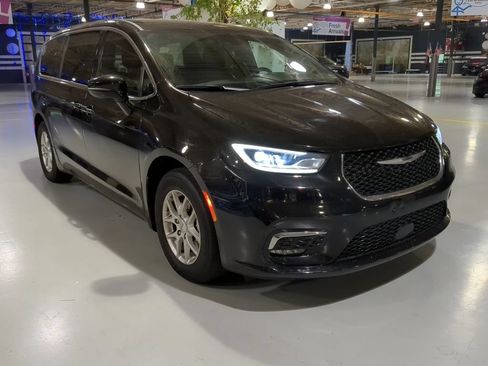 Used 2025 Chrysler Pacifica Select FWD image 5