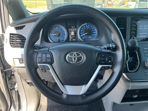 Used 2018 Toyota Sienna LE FWD image 17