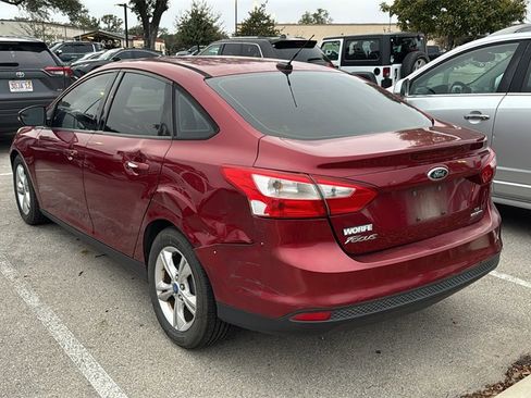Used 2013 Ford Focus SE w/ SE Winter Pkg image 4
