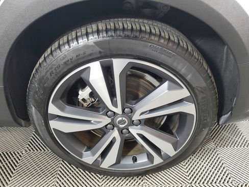 Used 2025 Volvo V60 B5 Cross Country Plus image 13