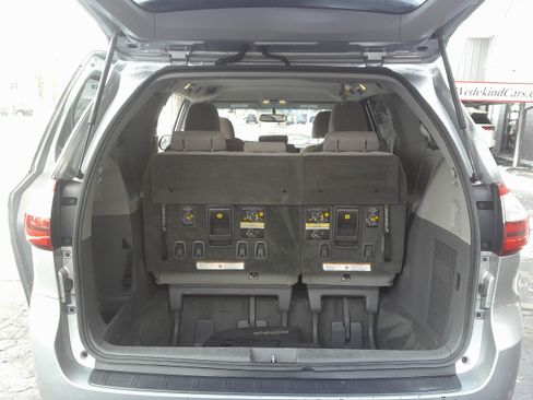 Used 2015 Toyota Sienna LE image 17